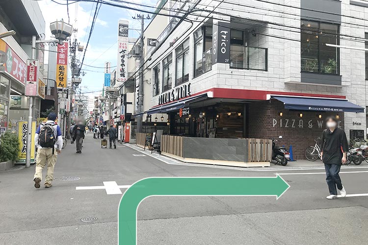 3. 階段を降りたら三井住友銀行と酒屋の間を直進し、ピザ屋の角を右折してください。